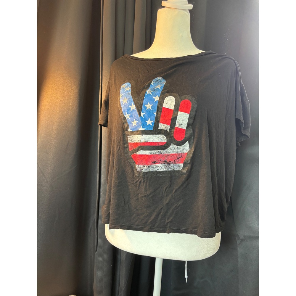 D'Janeiro Womens Black Peace Sign American Flag Graphic Boxy Crop Top Tee